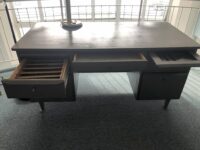 Geräumiger Schreibtisch aus Massivholz grau bemalen gratis zum Abholen