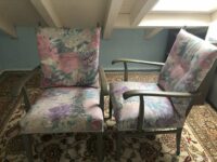Zwei gepolsterte Sitzstühle mit Blumenmuster gratis zum Abholen